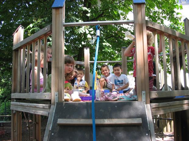 Picknick auf dem Klettergerüst